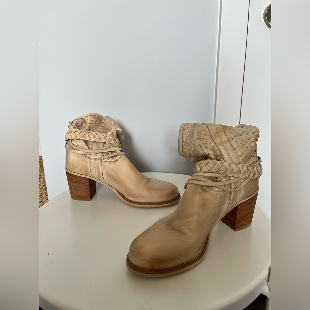 Vera Gomma Women's Tan Ankle Boots